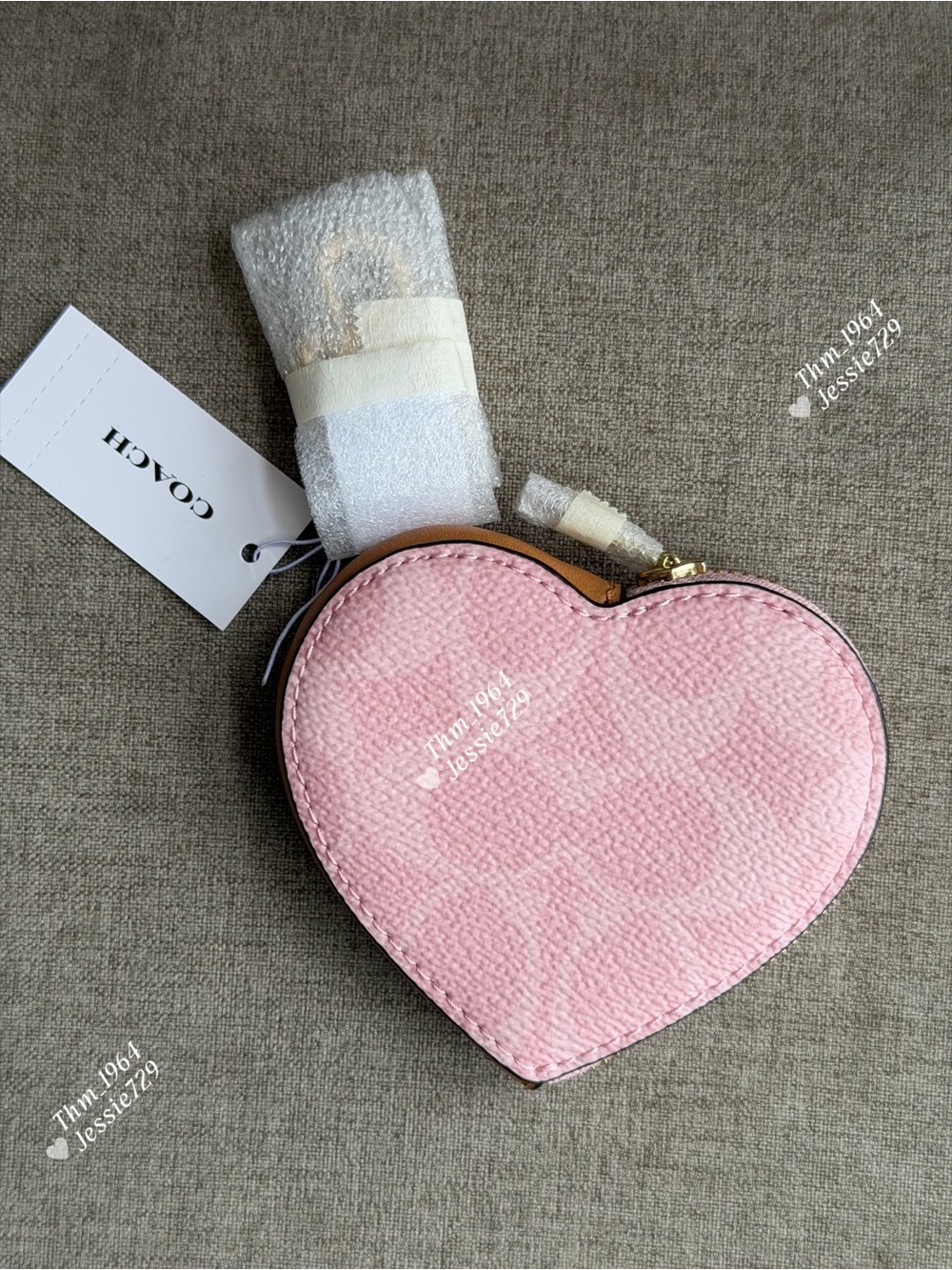 NWT！COACH Heart Bag Charm In Signature Canvas（CEA22）fast shipping